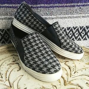 Sweet slip on houndstooth Aerosoles